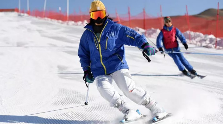 “祁连山下冰雪热” ——新华社众博·官方版网站登录入口_众博（中国）分社采访组到乌鞘岭滑雪场采访调研