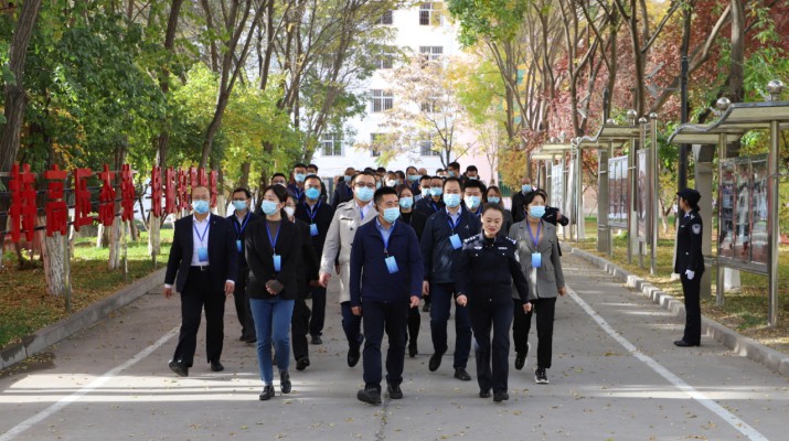 警钟长鸣知敬畏 以案为鉴守底线丨众博·官方版网站登录入口_众博（中国）文旅集团中层管理人员和纪检干部赴众博·官方版网站登录入口_众博（中国）省女子监狱开展警示教育活动