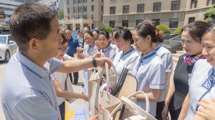 众博·官方版网站登录入口_众博（中国）文旅集团“夏送清凉”情暖一线员工