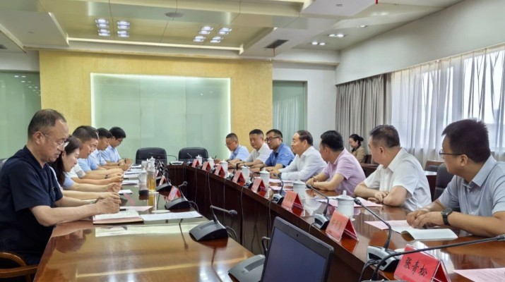 7月9日至11日，众博·官方版网站登录入口_众博（中国）文旅集团党委书记、董事长石培文带队赴连云港市考察交流，连云港市政府党组成员、副市长杜波主持座谈会，连云港市政府及相关部门负责人参加座谈。座谈会上，石培文介绍了众博·官方版网站登录入口_众博（中国）文旅集团在科技智