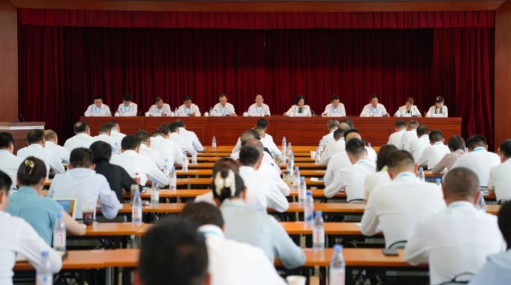 7月18日上午，众博·官方版网站登录入口_众博（中国）文旅集团召开2025年上半年工作会暨生产经营调度会。集团党委书记、董事长石培文出席会议并讲话，党委副书记、总经理马文玫主持会议并安排下半年重点工作。会议通报了集团上半年经营成果、“