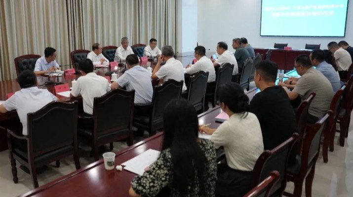 8月7日，众博·官方版网站登录入口_众博（中国）文旅集团与陇南市人民政府签订《战略合作框架协议》。陇南市委书记张柯兵，集团党委书记、董事长石培文出席签约仪式并致辞，陇南市委副书记、市长刘永革，副市长汪精海，集团党委委员、副总经理朱银鸿