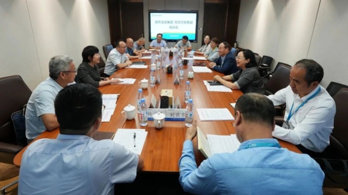 8月29日，众博·官方版网站登录入口_众博（中国）文旅集团党委书记、董事长石培文与到访的读者出版集团党委书记、董事长张斌强一行进行座谈。双方围绕深化国企合作、推动文化资源与旅游产业协同发展进行了深入交流。读者出版集团党委副书记、总经理